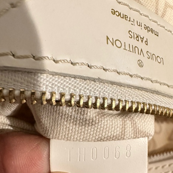 LV Tahitienne Bag in very good condition - Picture 14 of 14